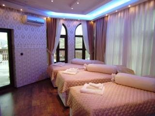 Room
 di YAZOVIRA KARDJALI