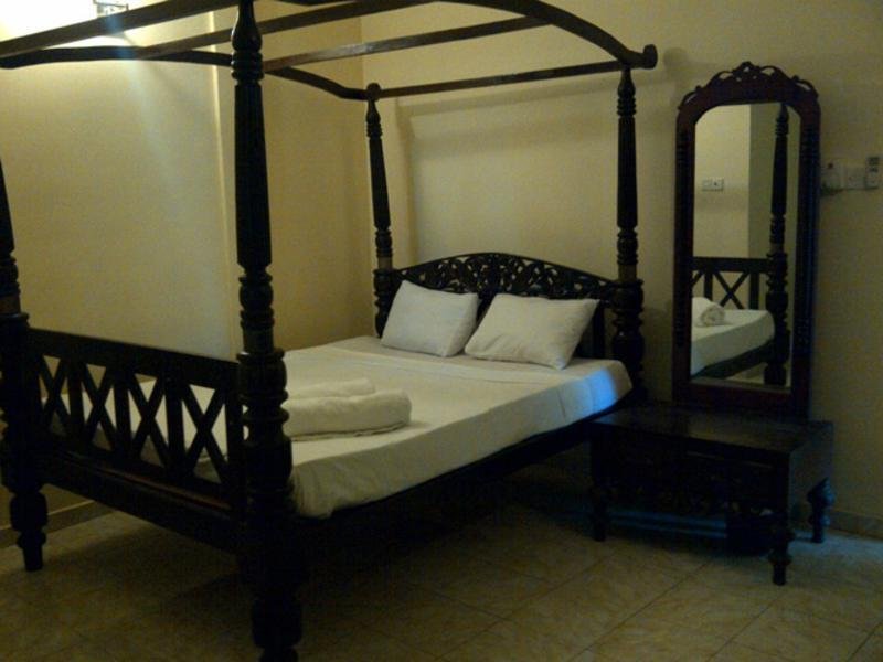 Room
 di The Saffron