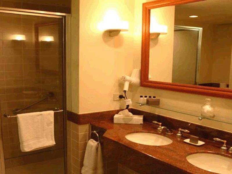 Room
 di The Saffron