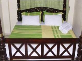 Room
 di The Saffron