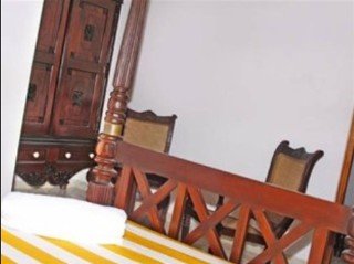 Room
 di The Saffron