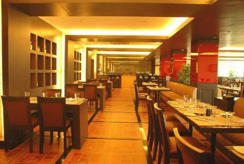 Restaurant
 di Claresta Sarovar Portico Hotel, Hosur