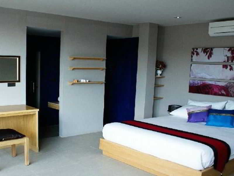 Room thumbnail 6
