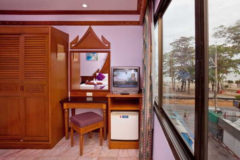 Room thumbnail 6