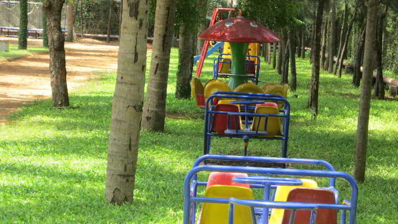 Sports and Entertainment
 di Bonjour Bonheur Ocean Spray