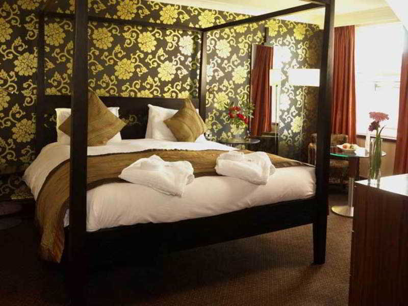 Room
 di The Cheltenham Chase