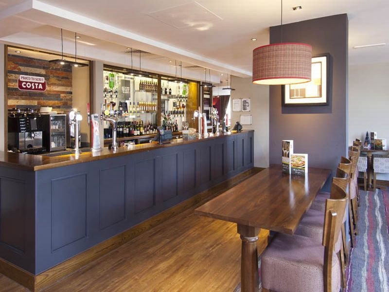 Bar
 di Premier Inn London Gatwick Airport North Terminal