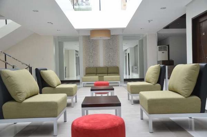 Lobby
 di Empire Suites Hotel