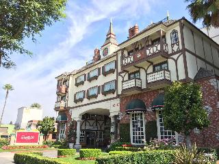 Camelot Inn & Suites
