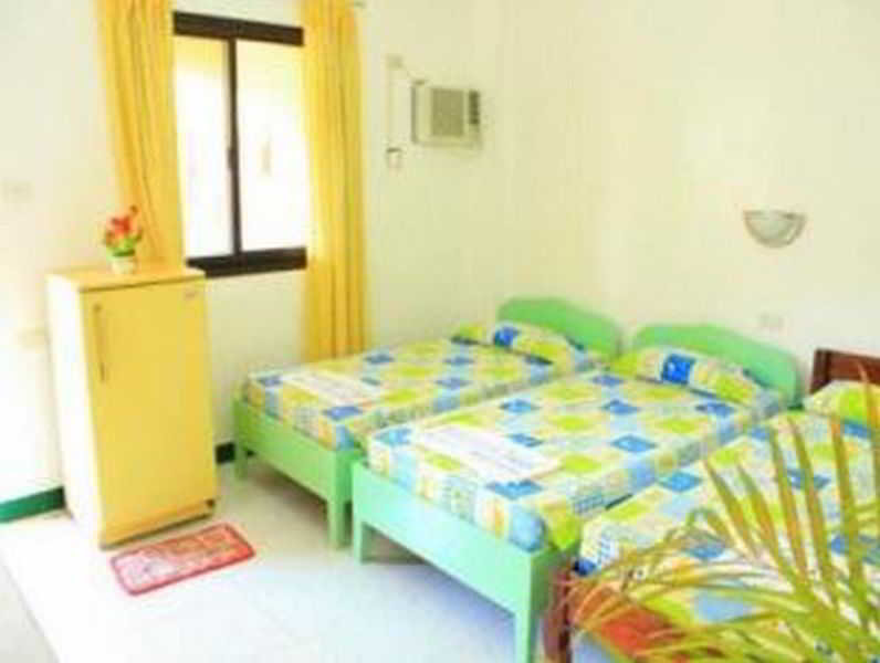 Room
 di White Beach Hotel Bar and Restaurant