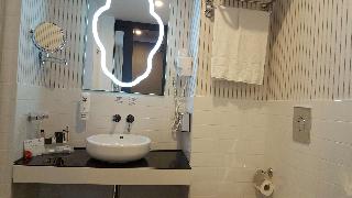 1 Queen Bed, Non-Smoking, Superior Room, Free Minibar, Free Parking, Free Wireless Internet