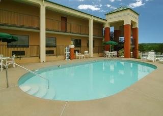 Pool
 di Quality Inn & Suites