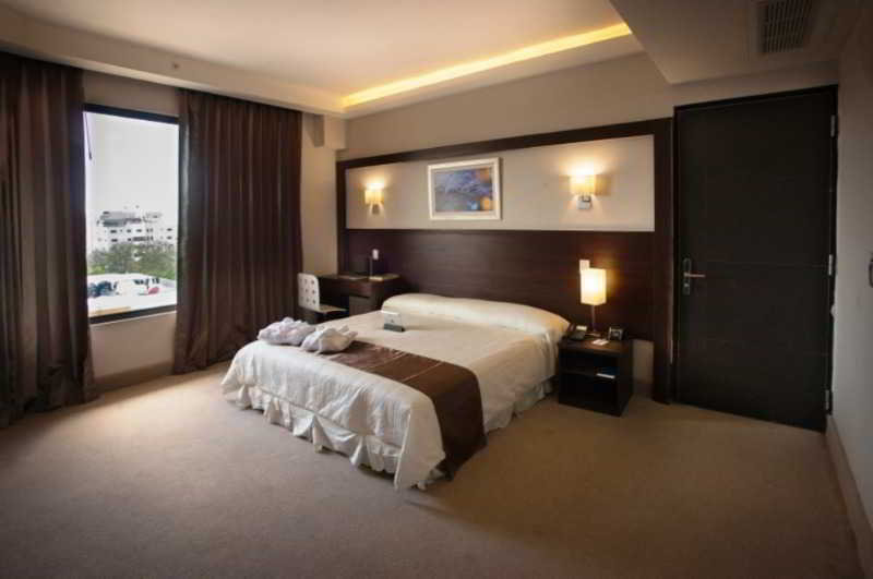 Room
 di Weston Suites Hotel