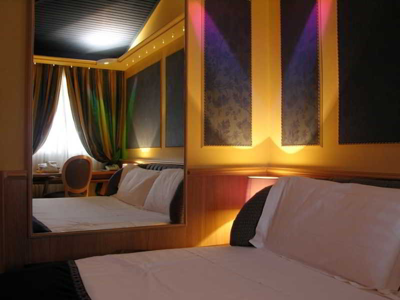 Motel Regal, Milan