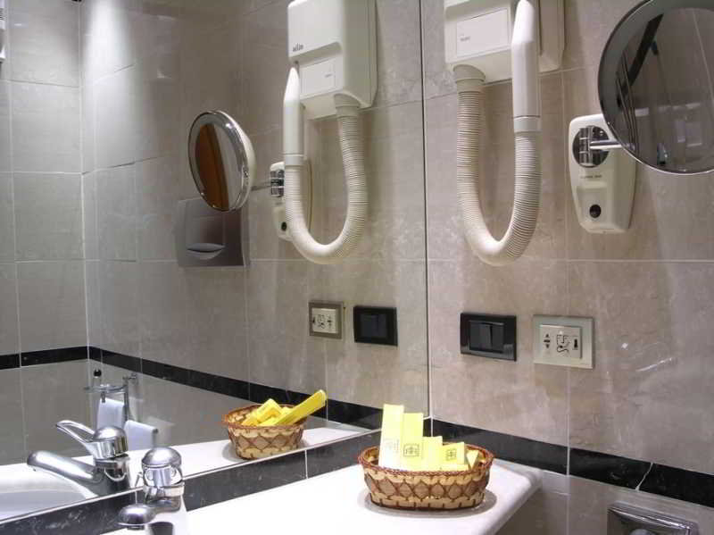 Motel Regal, Milan
