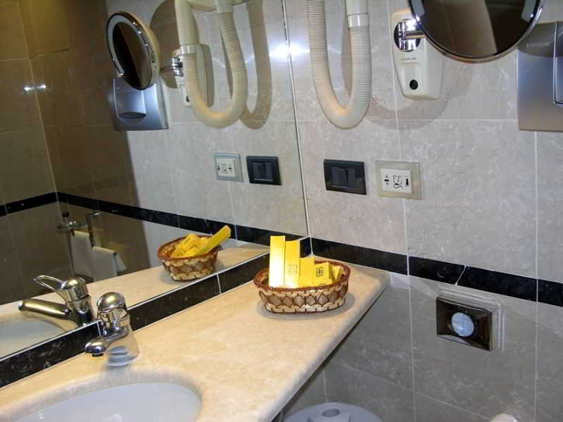 Motel Regal, Milan