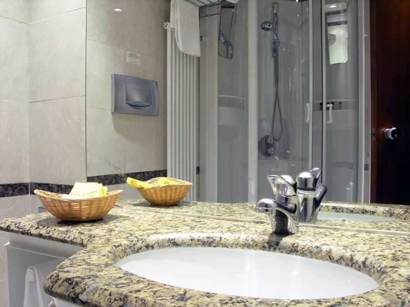 Motel Regal, Milan