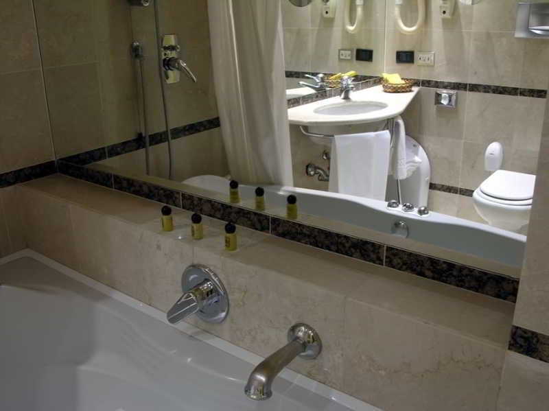 Motel Regal, Milan