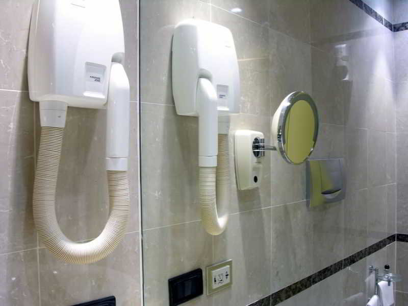 Motel Regal, Milan