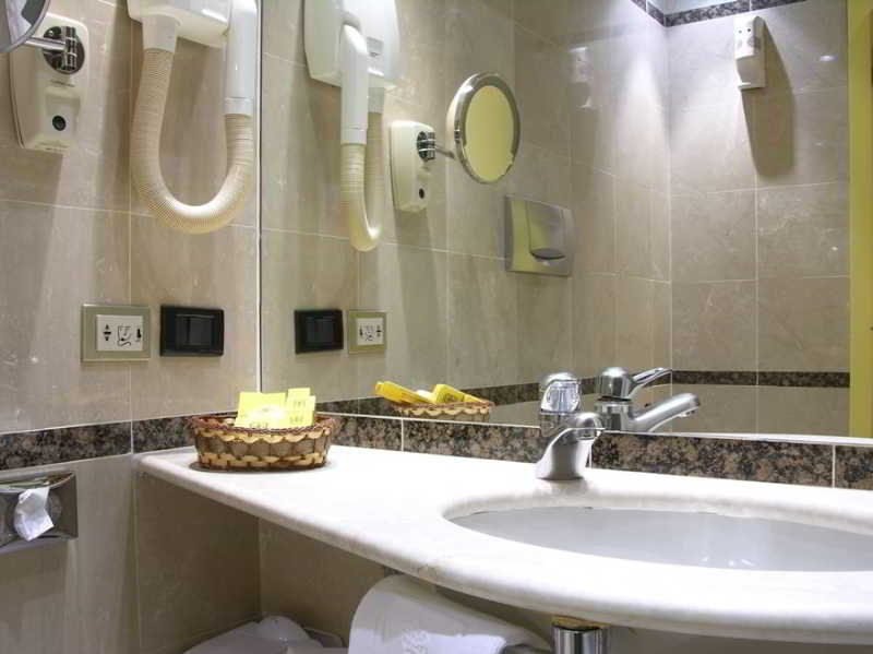Motel Regal, Milan