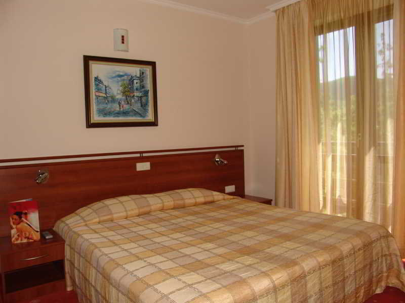 Room
 di IZVOR