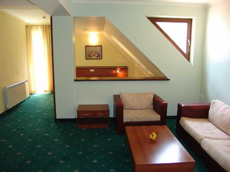 Room
 di IZVOR