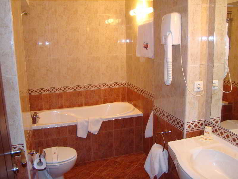 Room
 di IZVOR