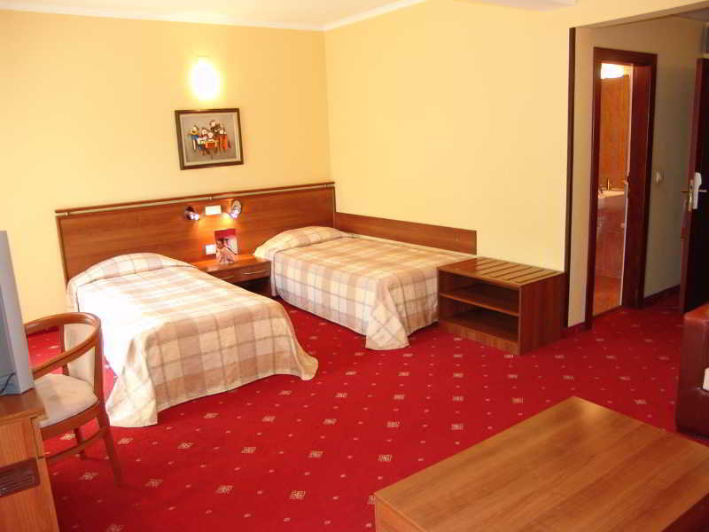 Room
 di IZVOR