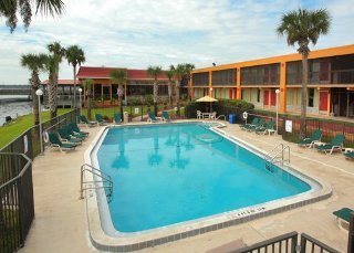 Pool
 di Quality Inn & Suites Riverfront