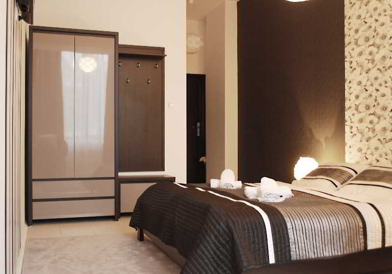 Room
 di Black and White