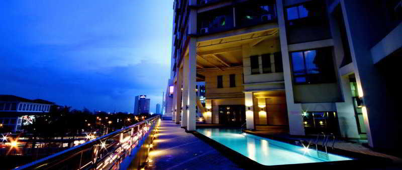 Pool
 di Mandarin Plaza Hotel