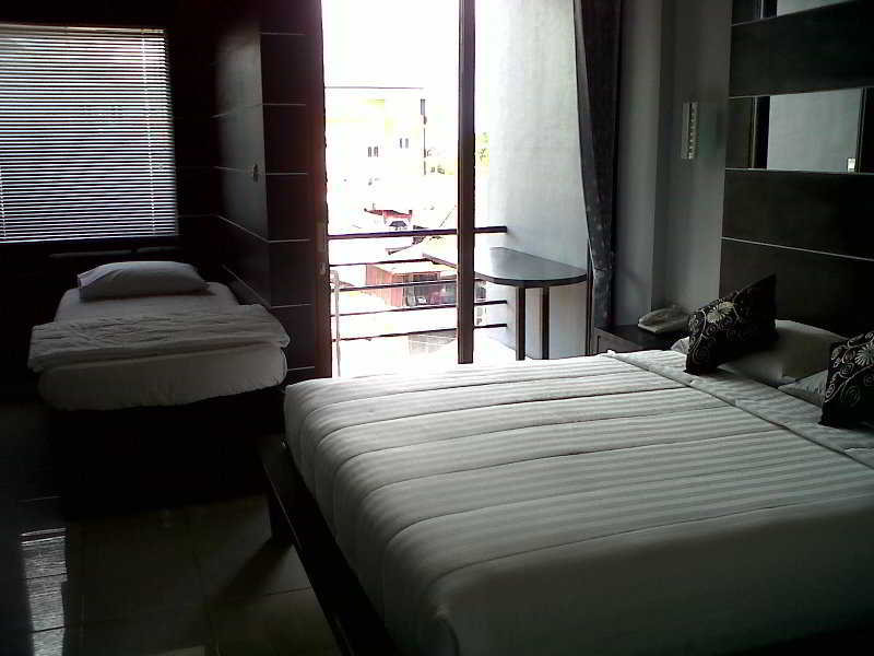 Room thumbnail 3