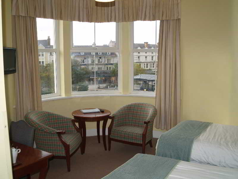 Room
 di The Broadway Hotel