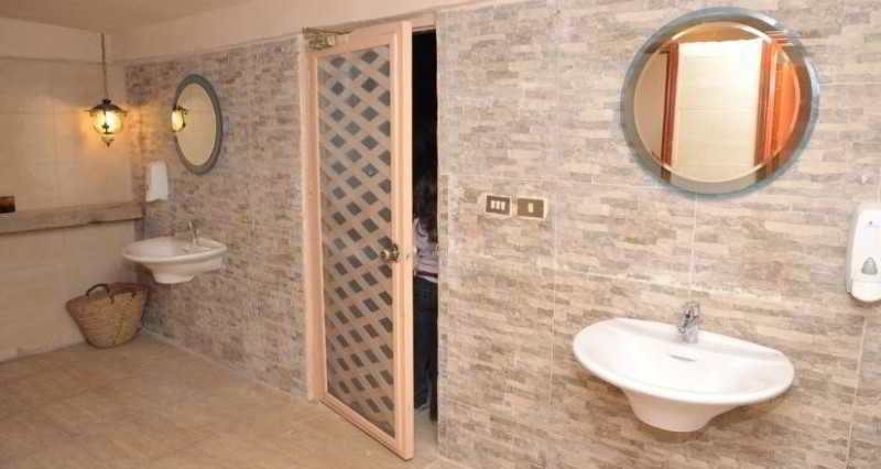 Room
 di The Rock Camp