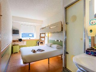 Standard Family Room 1 double bed and a bunk bed
