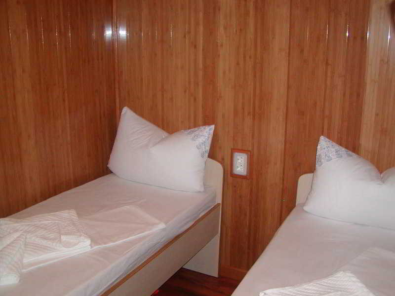 Room
 di Botel Anda