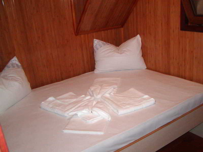 Room
 di Botel Anda