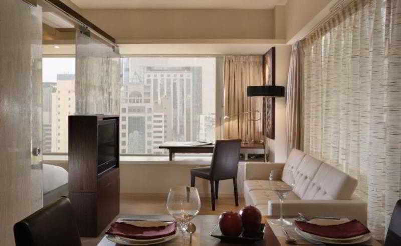 Room
 di The Johnston Suites Hong Kong Serviced Apartments