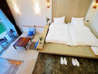 Room thumbnail 4