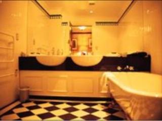 Room
 di The Wellesley