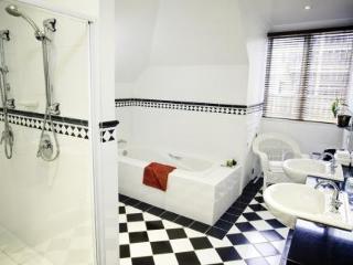 Room
 di The Wellesley