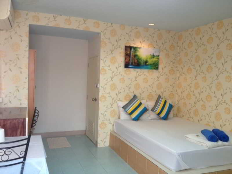 Room thumbnail 4