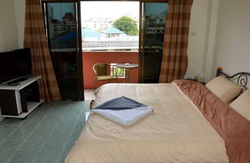 Room thumbnail 4