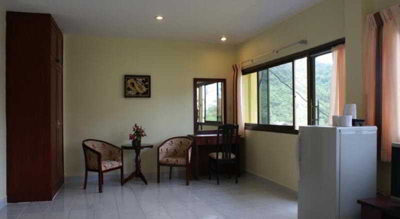 Room thumbnail 3
