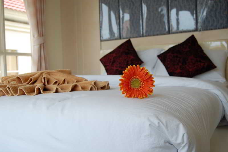 Room thumbnail 3