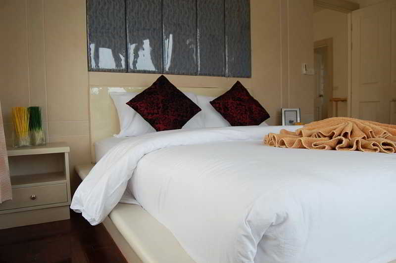 Room thumbnail 6