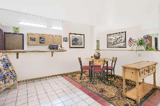 Super 8 by Wyndham Bloomfield