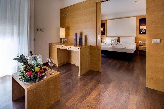 SUITE-1 KING BED,SOFBD,WIFI,FREPAY,BATHSL