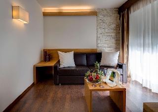 SUITE-1 KING BED,SOFBD,WIFI,FREPAY,BATHSL