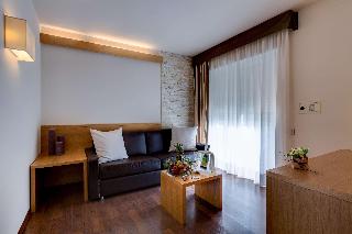 SUITE-1 KING BED,SOFBD,WIFI,FREPAY,BATHSL